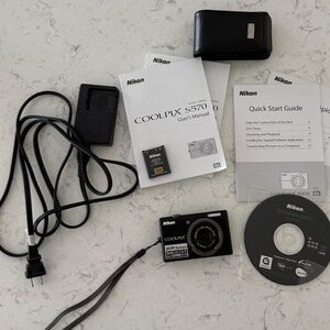 Nikon COOLPIX S570 Digital Camera in Black / 12.0MP / 5x Zoom Bundle